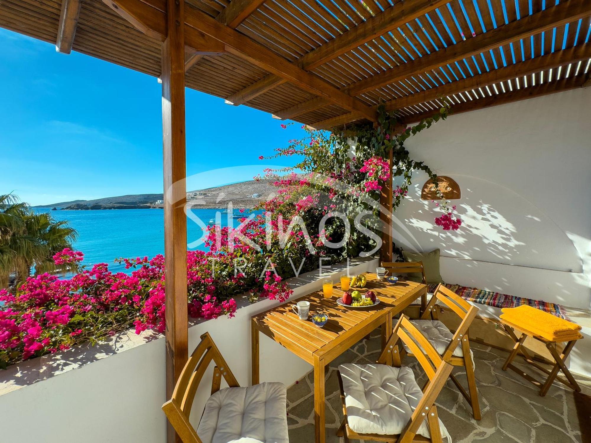 Beachfront Cycladic House Case de vacanță *